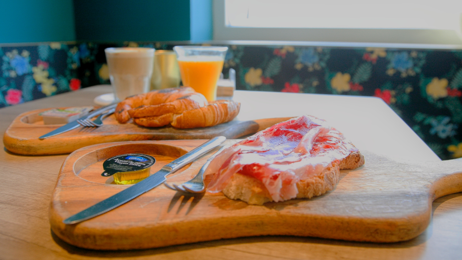 Desayuno, zumo, tostada de jamón y café - Asador Elordui Berria Desayuno, zumo, tostada de jamón y café - Asador Elordui Berria